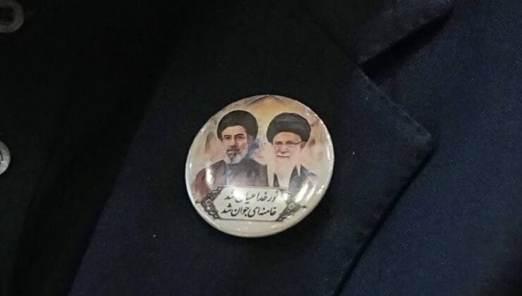 İran heyeti Pakistan’da “Hamaney temalı” rozet taktı