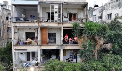 İran’ın hedef aldığı Tel Aviv’de hasar alan binalar görüntülendi