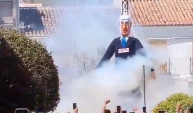 İspanya’daki düzenlenen bir festivalde Netanyahu’nun kuklası ateşe verildi
