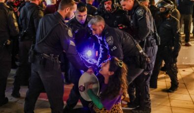 İsrail polisi, savaş karşıtı İsrailli göstericileri yaka paça gözaltına aldı
