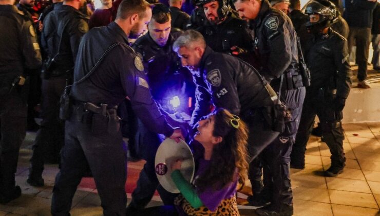 İsrail polisi, savaş karşıtı İsrailli göstericileri yaka paça gözaltına aldı