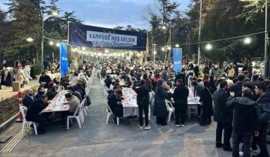 İstanbul Üniversitesi’nde düzenlenen iftara binlerce öğrenci katıldı