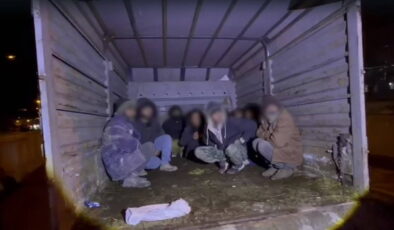Kars’ta kamyonet kasasından 12 kaçak göçmen çıktı: 4 organizatör tutuklandı