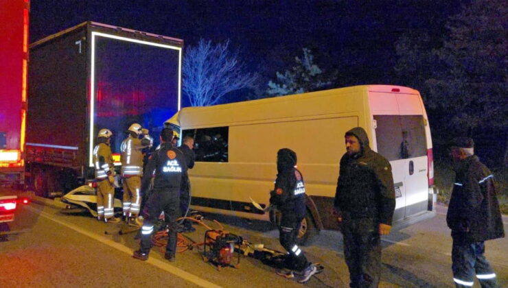 Kırmızı ışıkta bekleyen TIR’a çarpan minibüsün sürücüsü öldü