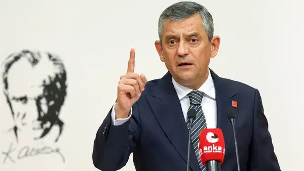 Masasındaki anketi paylaştı: Özgür Özel ara seçim için ‘iki aşamalı’ yol haritasını açıkladı