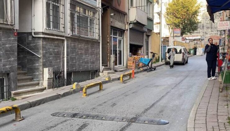 O anlar kamerada: Alışveriş yaptığı bakkalı oyuncak silahla bastı