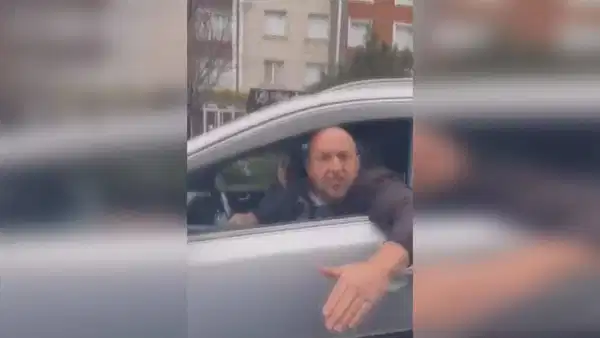 O anlar kaydedildi… Araçta çocuğu olan kadının otomobiline saldırdı