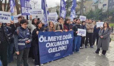 Öğrencilerden İstanbul İl Milli Eğitim Müdürlüğü önünde eylem: “Yusuf Tekin istifa etmek için daha kaç kişinin yaşamını yitirmesini bekliyor”