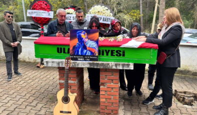 Ölümü şüpheli bulunmuştu: Şarkıcı Rıza Tamer, son yolculuğuna ‘gitarıyla’ uğurlandı