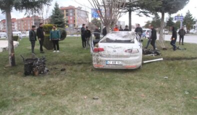 Otomobil kavşakta devrildi: Ortalık savaş alanına döndü