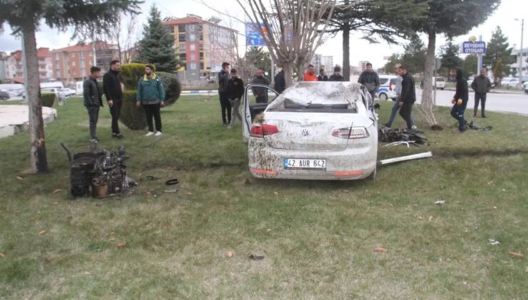 Otomobil kavşakta devrildi: Ortalık savaş alanına döndü