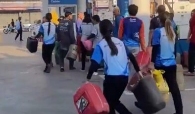 Tayland’da yakıt alabilmek için sıra yarışı