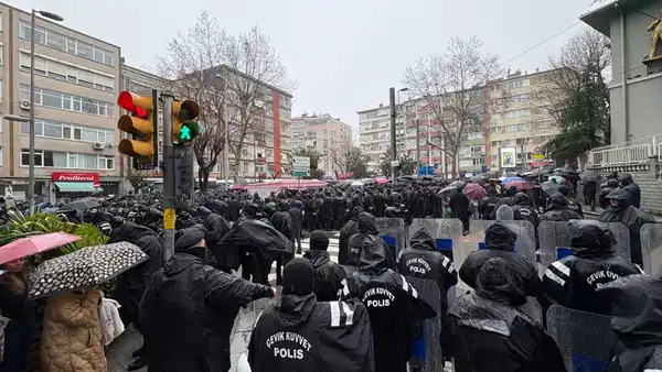 Tutuklu gazeteciler için Kadıköy’de polis ablukası altında eylem: ‘Gazetecilik suç değildir!’