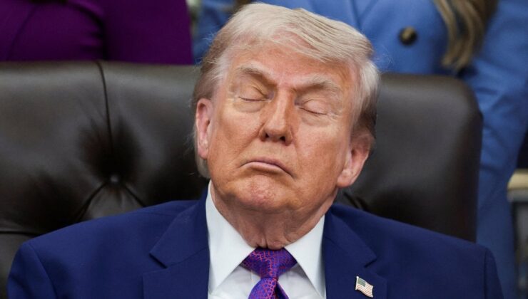 ABD Başkanı Trump, Oval Ofis’teki etkinlik sırasında uyukladı