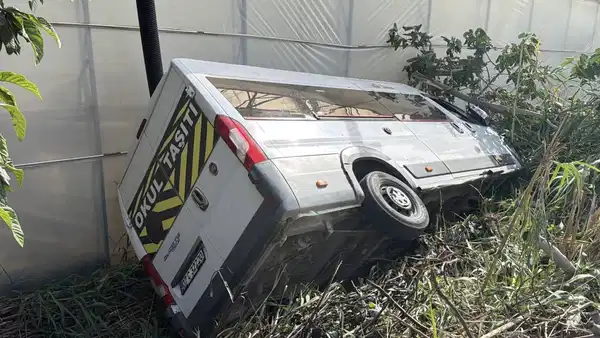 Alanya’da okul servisi bahçeye devrildi: 6 öğrenci yaralandı