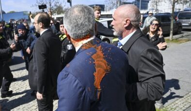 Almanya’da İran’ın devrik Şah’ının oğlu Pehlevi’ye kırmızı sıvı atıldı