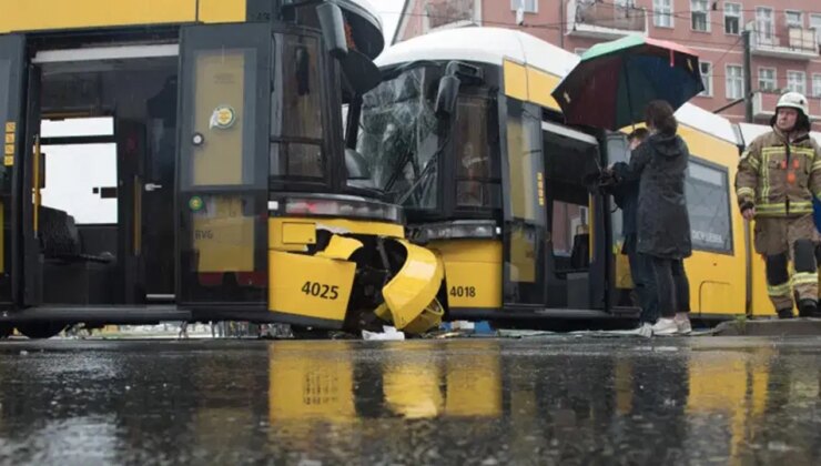 Almanya’da tramvaylar çarpıştı: En az 27 yaralı