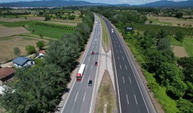 Anadolu Otoyolu Sakarya geçişinde trafik havadan görüntülendi