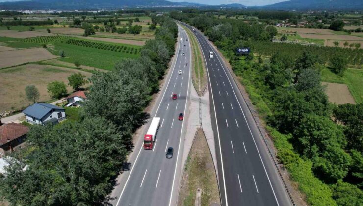 Anadolu Otoyolu Sakarya geçişinde trafik havadan görüntülendi