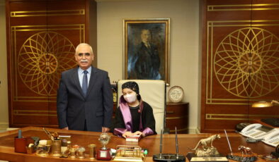 Anayasa Mahkemesi Başkanlığı makamına oturan lösemili kız çocuğu: Çocuk Bakanlığı kurulsun