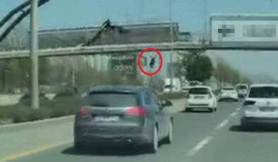 Ankara’da korkunç kaza: Üst geçitten yola düşen afiş işçisine otomobil çarptı!