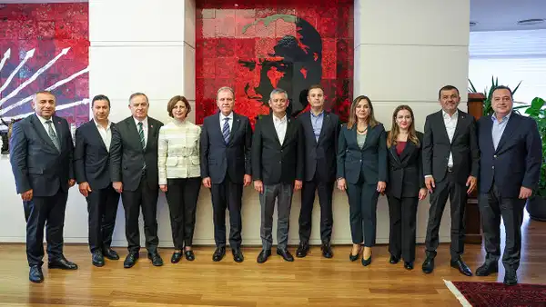 Ankara’da ‘mutlak butlan’ mesaisi: Özgür Özel, CHP’li Büyükşehir Belediye Başkanlarıyla bir araya geldi