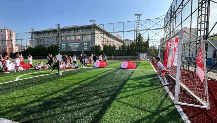 Anneler Günü’nde çocuklarına penaltı attılar