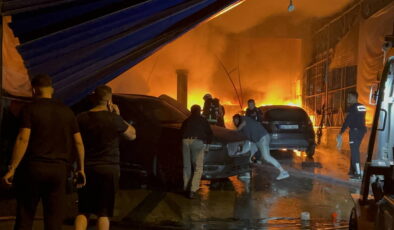 Antalya’da tamirhanede korkutan yangın: 5 araç kül oldu