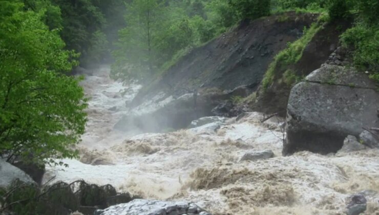 Artvin’de etkili sağanak; dere taştı, köprü hasar gördü