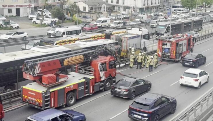 Avcılar’da metrobüste yangın: Seferlerde aksama yaşanıyor