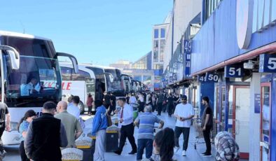 Bayram tatili dönüşleri başladı: 15 Temmuz Demokrasi Otogarı’nda yoğunluk yaşandı