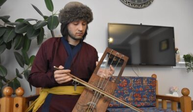Bilecik’te genç müzisyen, geleneksel Türk enstrümanlarını yaşatıyor