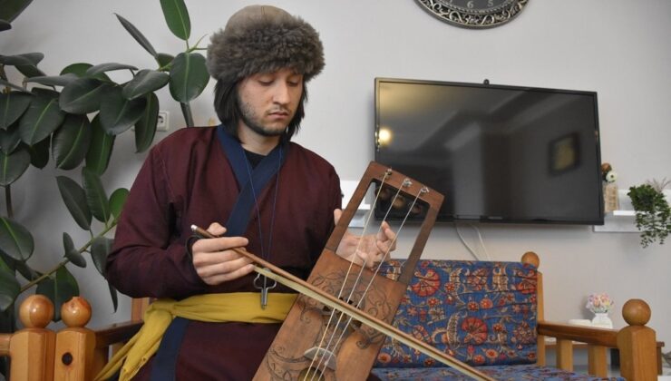 Bilecik’te genç müzisyen, geleneksel Türk enstrümanlarını yaşatıyor