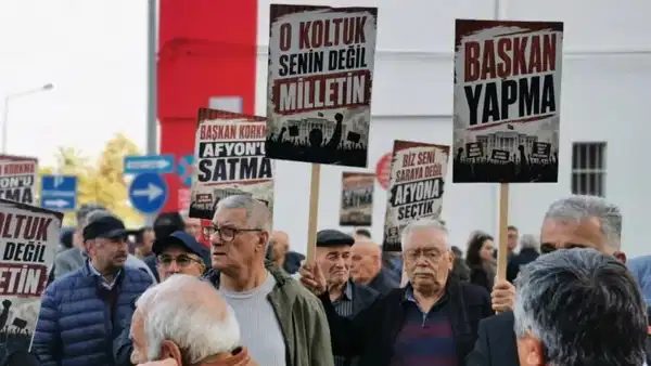 Burcu Köksal’ın sessizliği CHP’lileri sokağa döktü: ‘Yapma Başkan!’