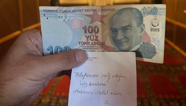 Camide namaz kılarken telefonunu şarj etti, 100 TL ile not bıraktı