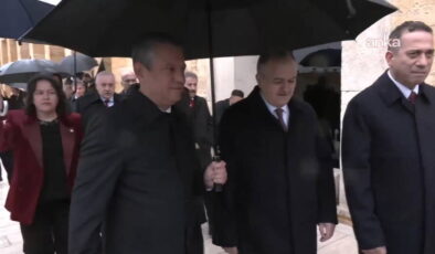 CHP Genel Başkanı Özgür Özel ile MHP’li Erkan Akçay arasında sohbet