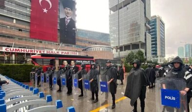 CHP Genel Merkezi önünde dikkat çeken güvenlik önlemi: 9 Eylül Caddesi kapatıldı
