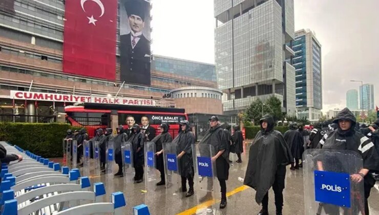 CHP Genel Merkezi önünde dikkat çeken güvenlik önlemi: 9 Eylül Caddesi kapatıldı