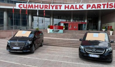 CHP Genel Merkezi önünde tepki çeken görüntü: Kılıçdaroğlu yönetimi, 2 makam aracını ‘satılım haram araç’ ilanıyla sergiledi