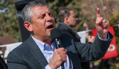 CHP’nin 106’ncı mitingi Sakarya’da… Özgür Özel’den ‘Melih Gökçek’ ifşası: ‘Erdoğan, Melih’in hobi bahçesi gibi görünen villalarını kurtarıyor!’