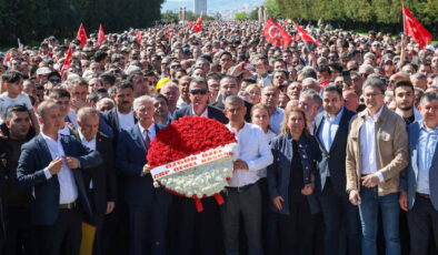 Dış basında Özgür Özel’e destek mitingi: ‘Ankara’da destek için on binler yürüdü’