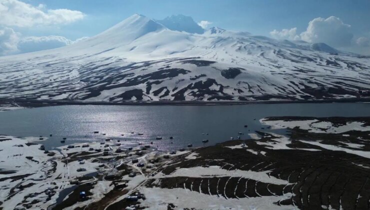 Erciyes’te kar erimeye başladı: Karavan ve çadırlar su altında kaldı