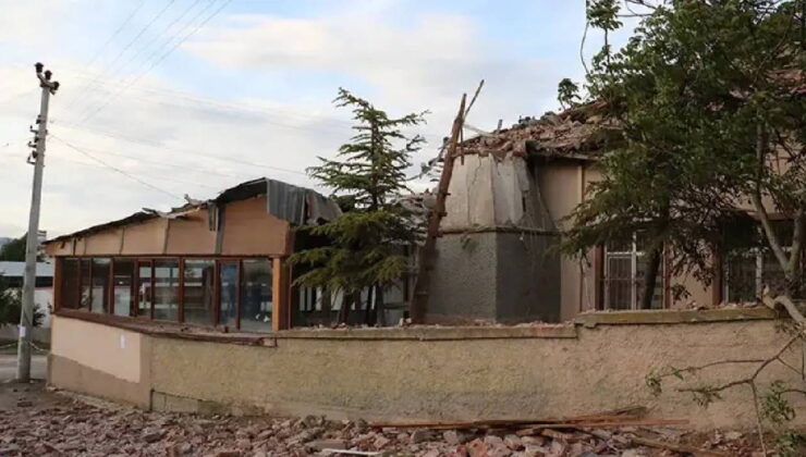 Eskişehir’de camiye yıldırım düştü: İmam yaralandı!