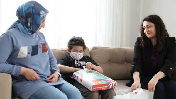Evde eğitim gören özel çocuklara 23 Nisan sürprizi