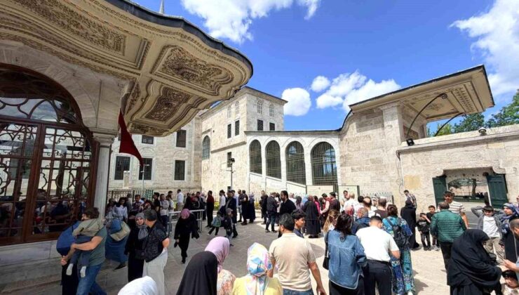 Fâtih Sultan Mehmed Han Türbesi’nde yoğunluk oluştu
