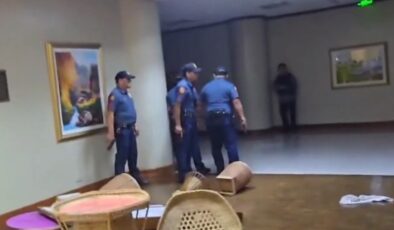 Filipinler senatosunda silah sesleri