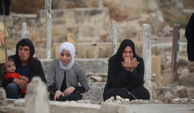 Gazze’de Kurban Bayramı namazı sonrası kabir ziyaretleri
