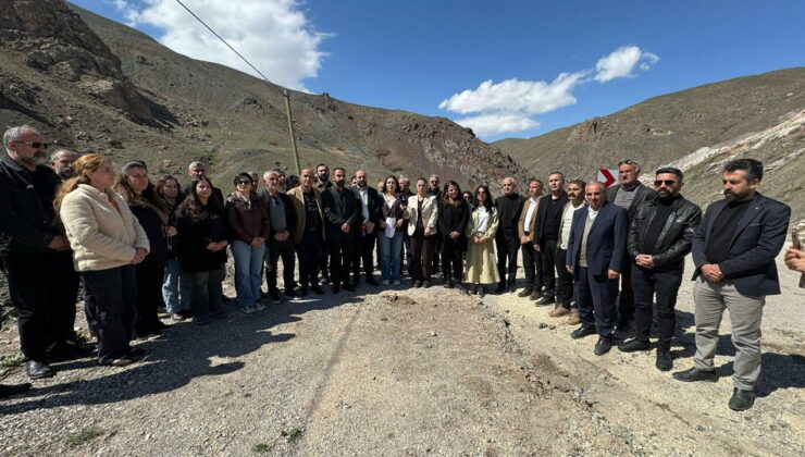 Hakkari-Van Karayolu günlerdir kapalı! ‘Yol krizi’ protesto edildi