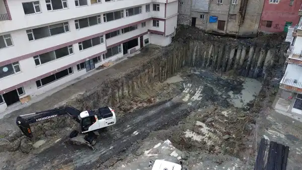Hakkari’de temel kazısında zemin kayması: 6 bina tedbir amaçlı boşaltıldı