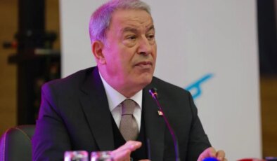 Hulusi Akar’dan üniversitelilere: ‘Okulu bırakın Çin’e gidin’